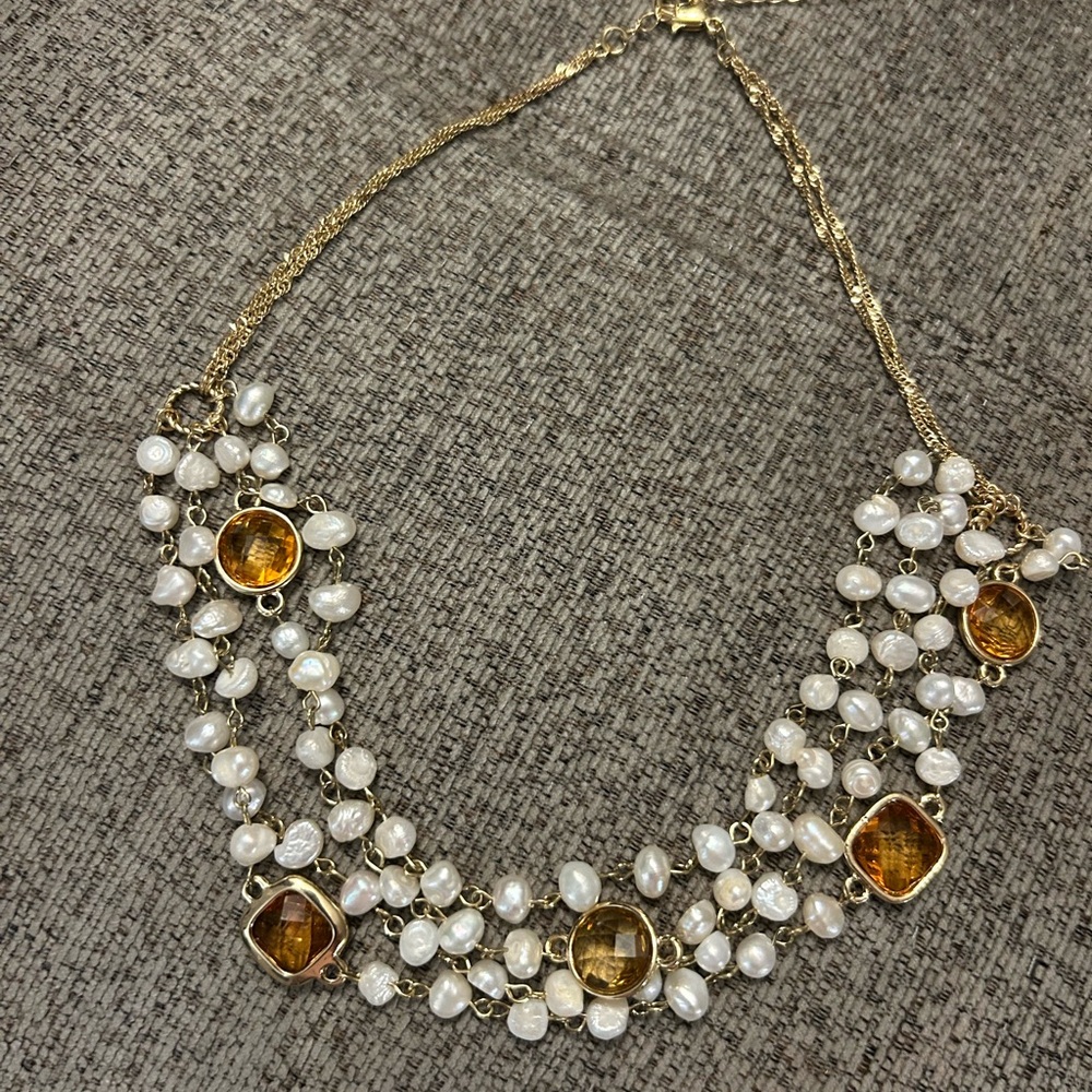 Elegant Gold and Pearl Necklace